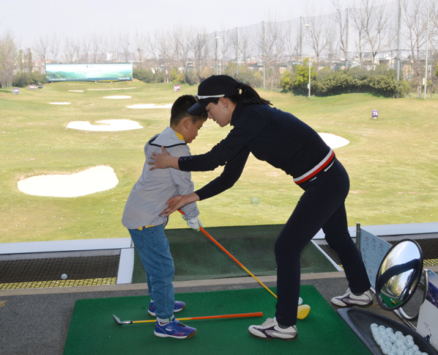 高尔夫预选赛上演强强对话,粤西霹雳队逆转滇池天虎队,团队配合流畅;节奏掌控在手的简单介绍开云APP