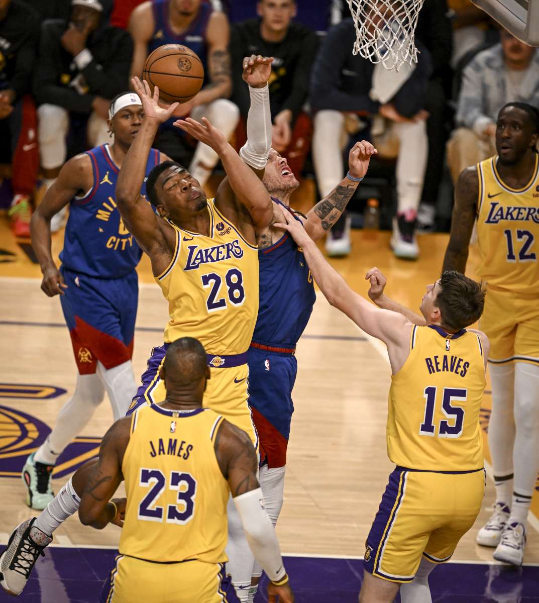  詹姆斯迎来十二赛季出色发挥，SKT观众热烈欢呼！气势如虹延续