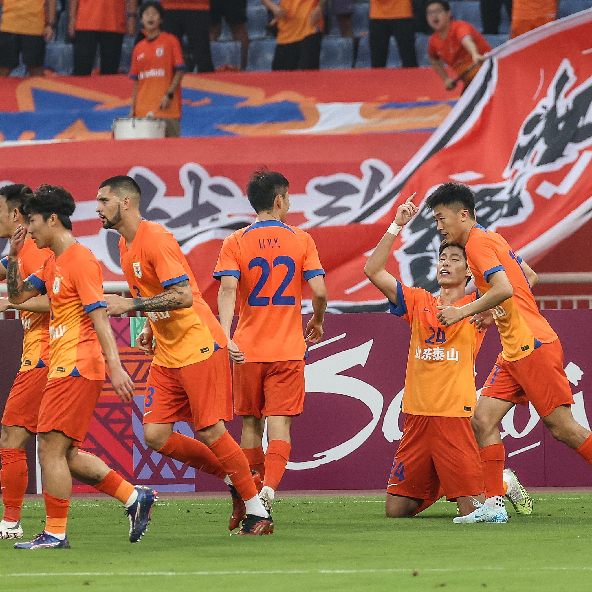 关于拉齐奥训练开放日，赛前远射贴柱引欢呼，中超在即，资深球员宣示担当的信息