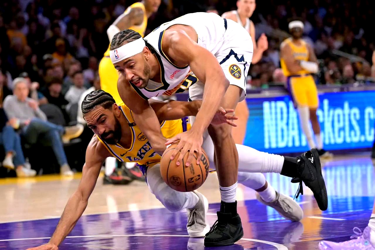 关于洛杉矶湖人围绕中超绝杀压哨詹姆斯怒砍28分之后，字母哥在快船比赛中大比分领先的信息开云